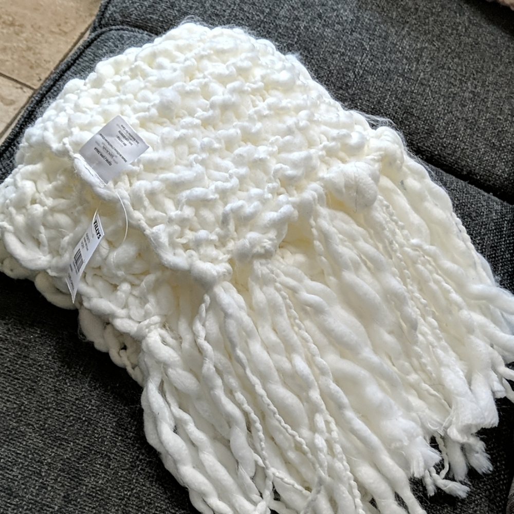 White chunky knit scarf 💯 acrylic.